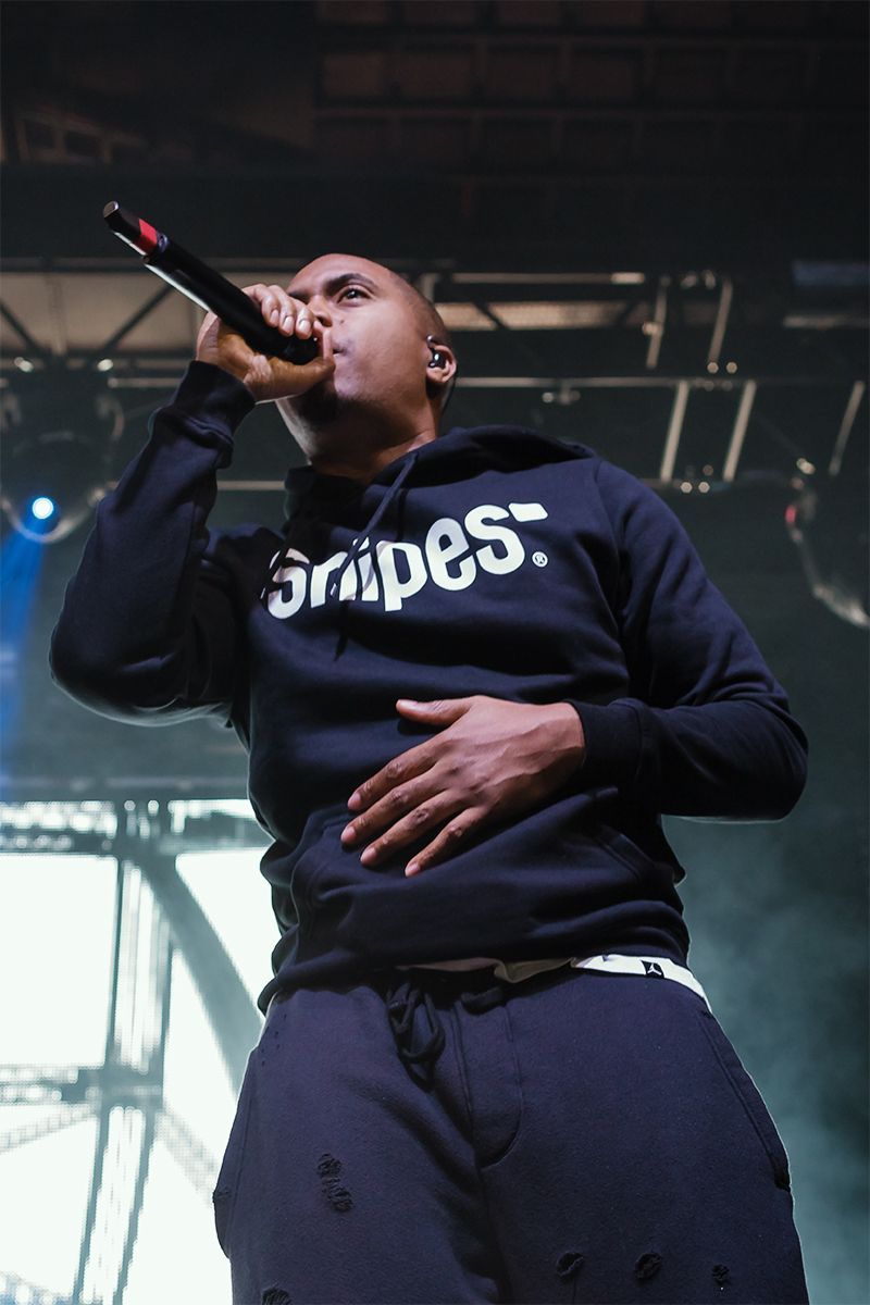 Nas singing on stage